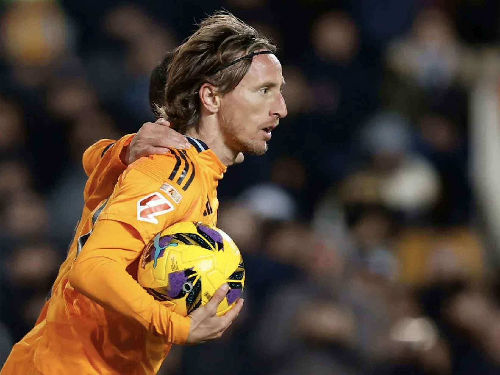 皇马3000万中卫重伤4个月！阿隆索哭晕：生死战后防6将养伤+2人染红