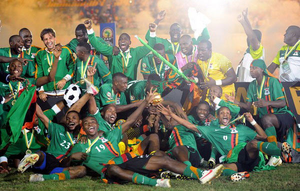 莲湖区机场小学：飞翔少年勇拼搏 绿茵场上展风采