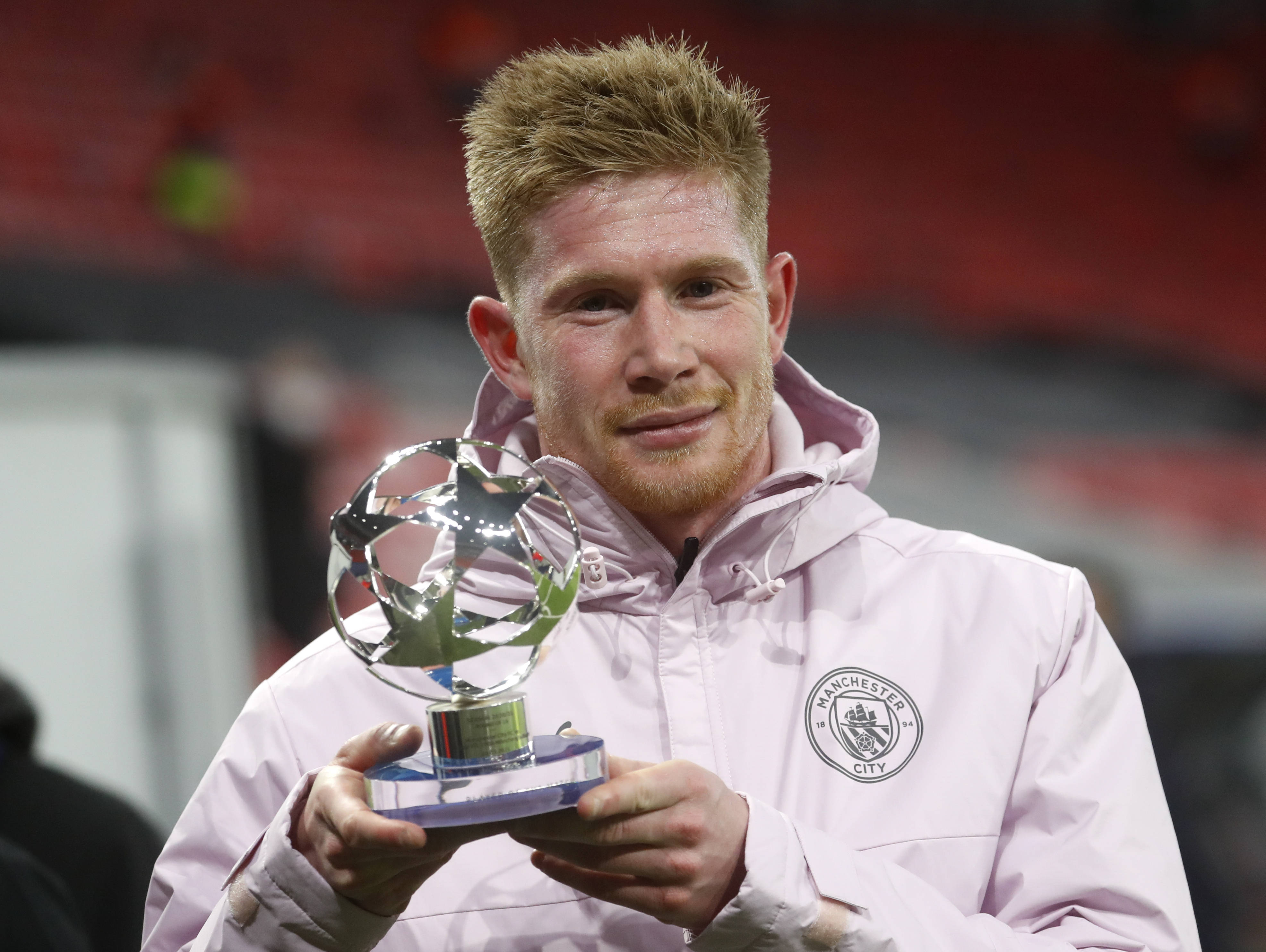 詹姆斯篮板抢断关键时刻锁定胜局